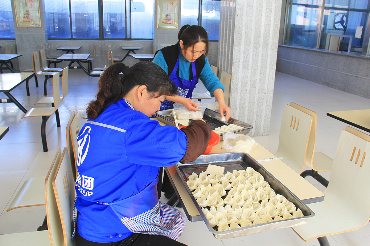 豪家集團(tuán)員工一起包餃子